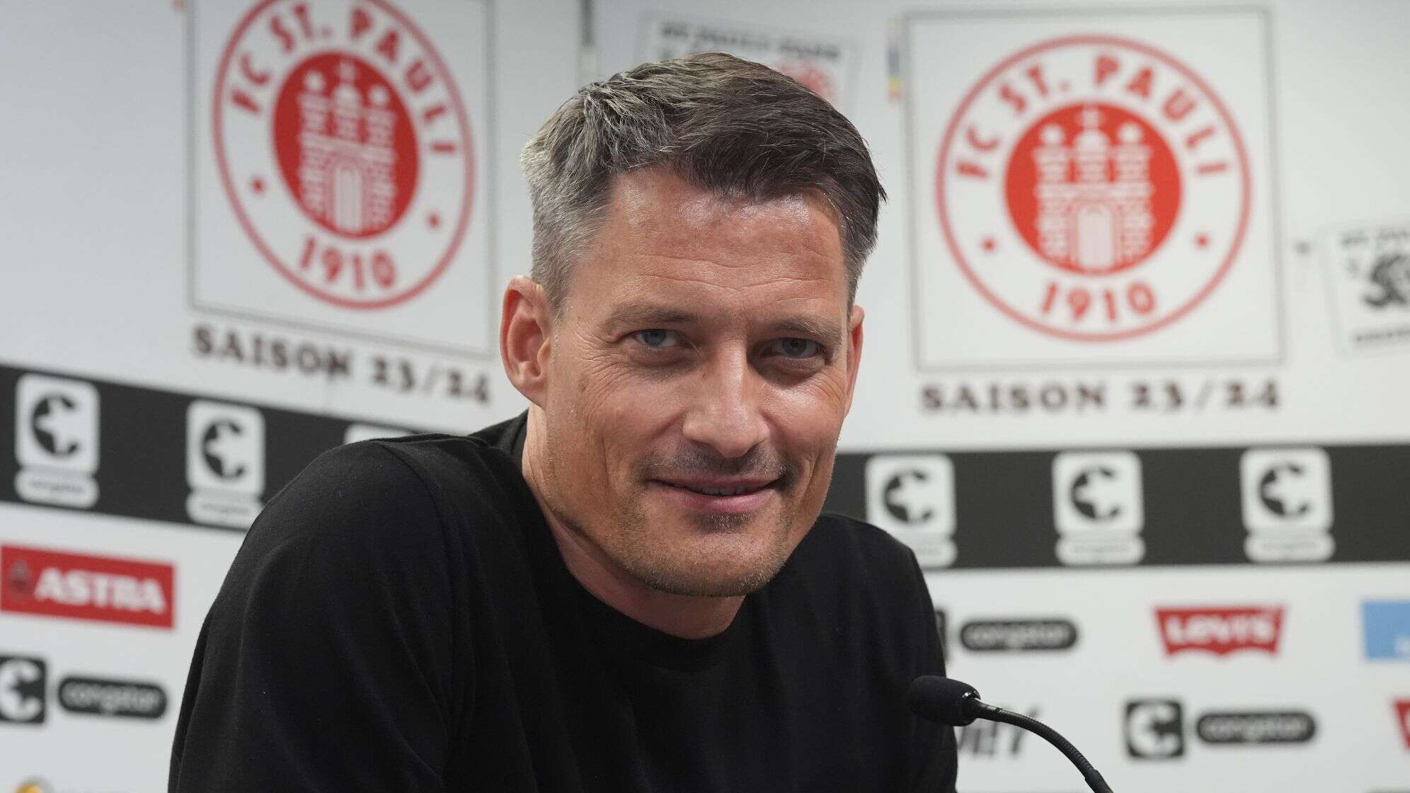 Foto von neuem St. Pauli-Trainer Alexander Blessin von der ersten Pressekonferenz