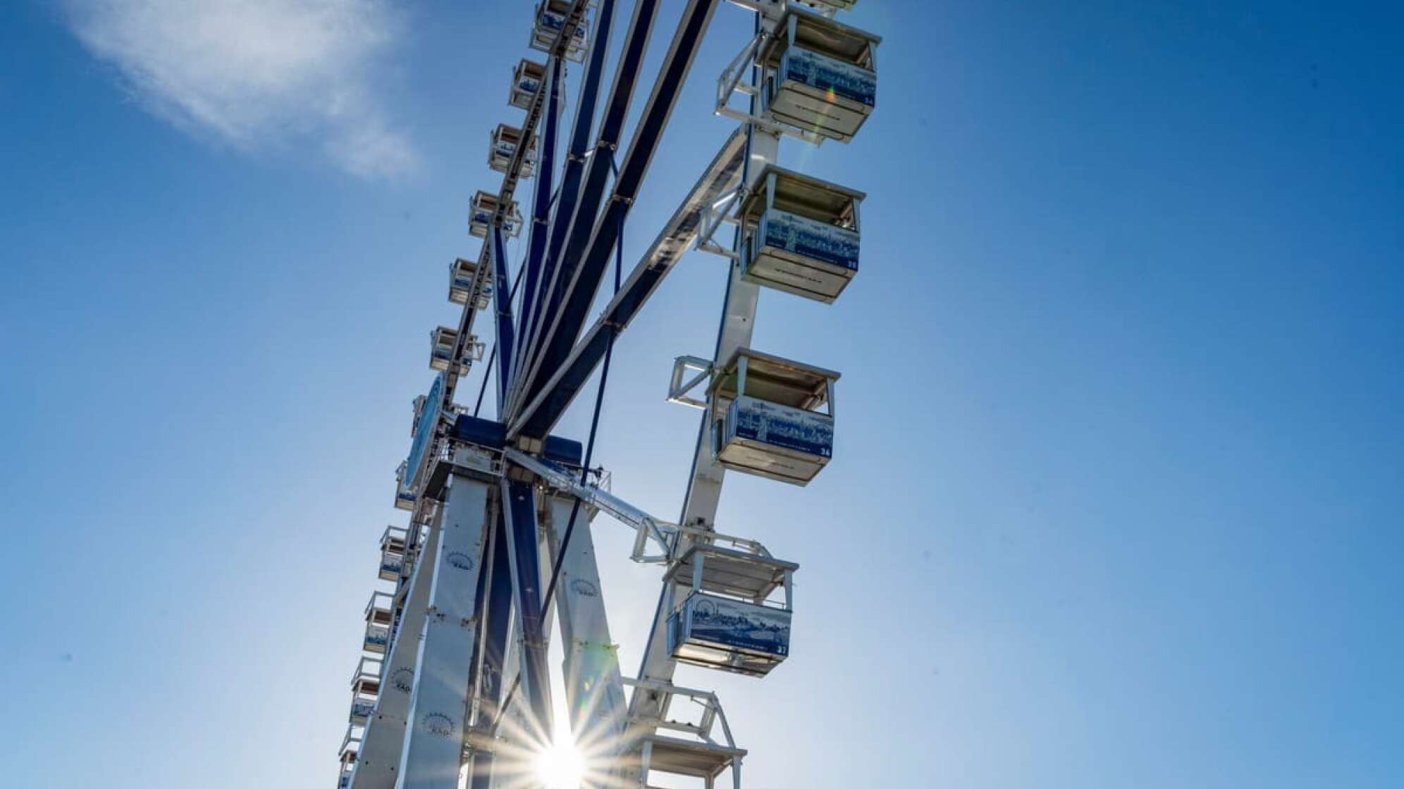 Ein Riesenrad vor blauem Himmel