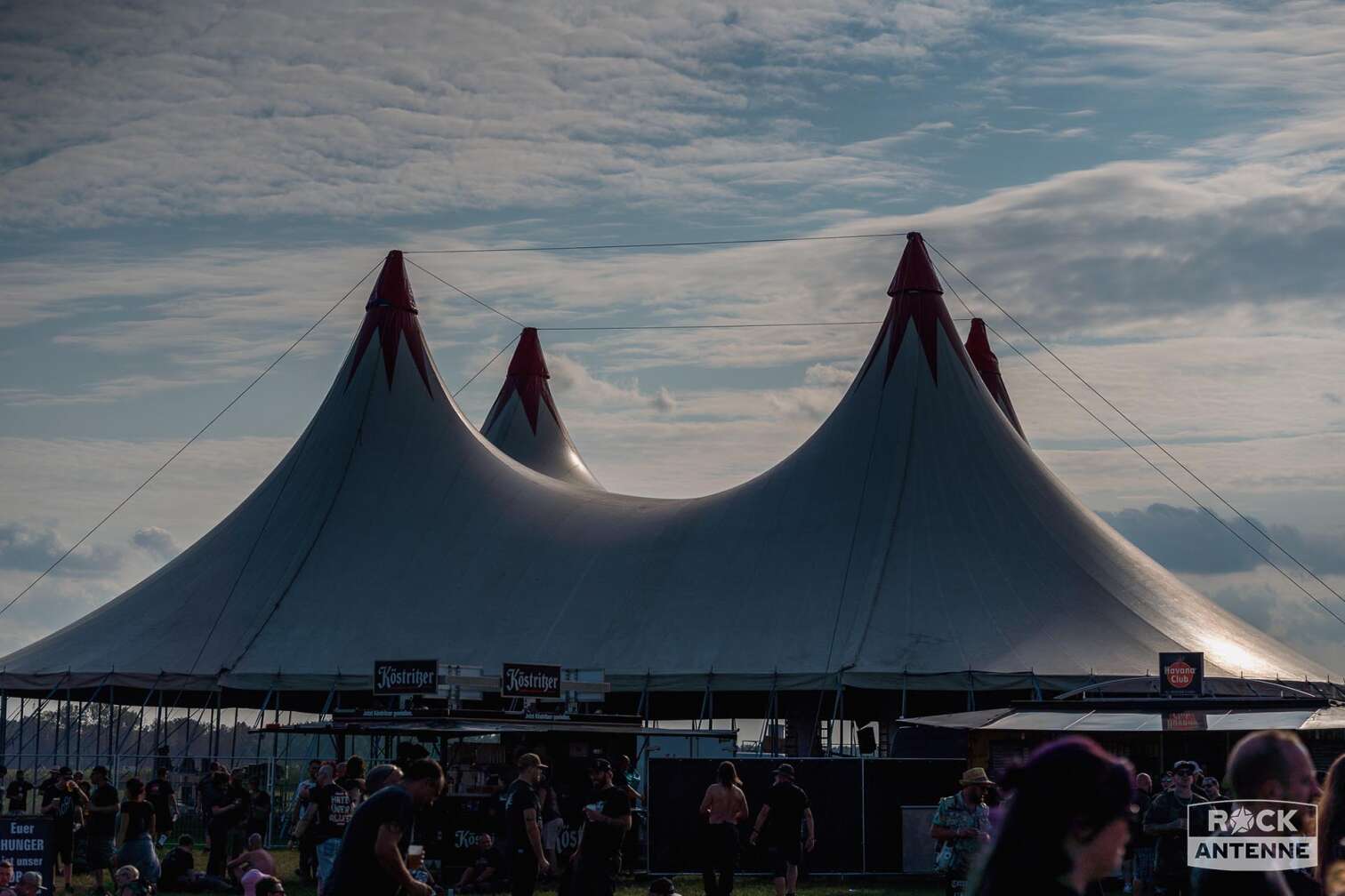 Foto vom Festivalgelände und den Besuchern des FULL REWIND Festival 2024