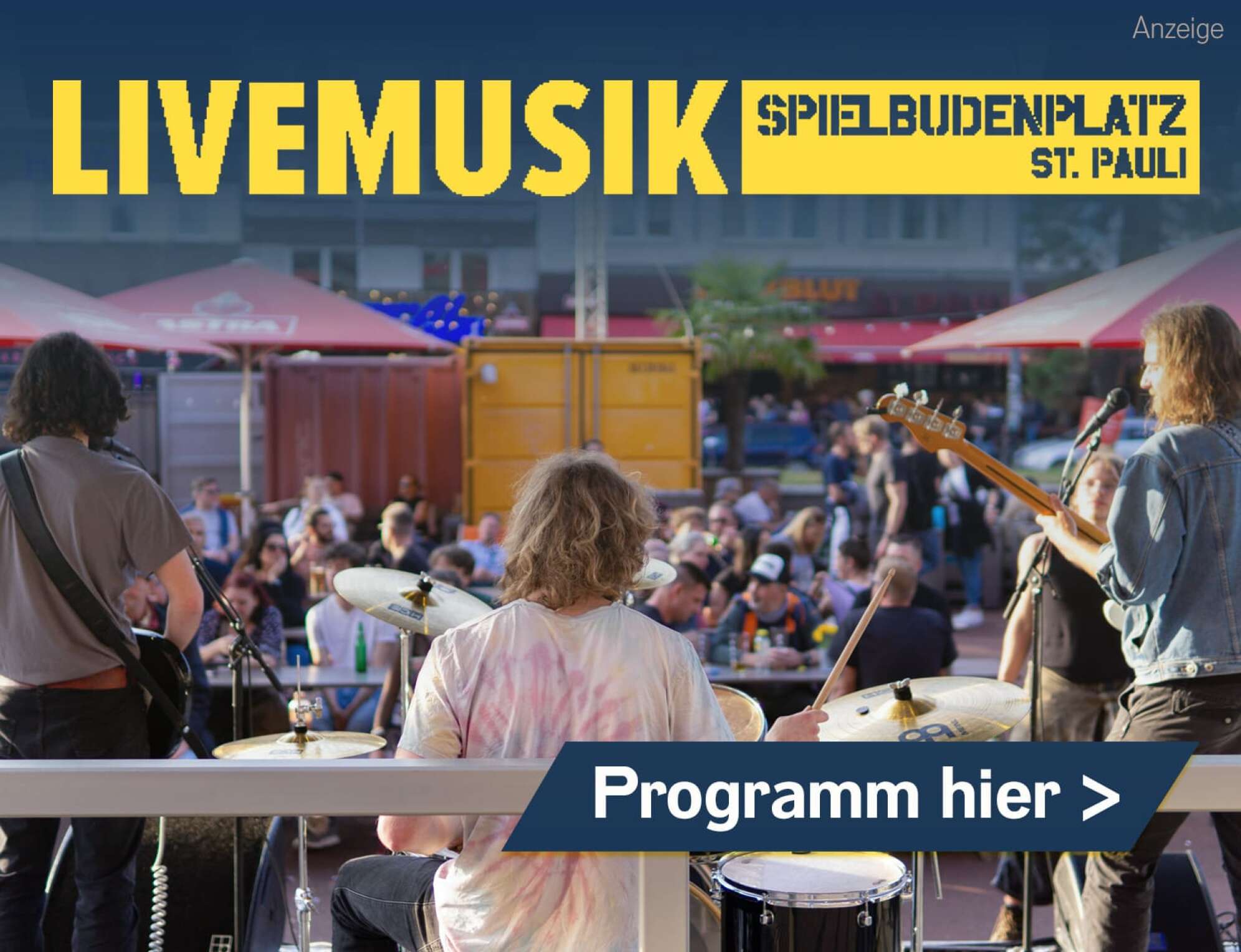 Blick von der Bühne aufs Publikum bei der Livebühne auf dem Hamburger Spielbudenplatz, dazu der Text: Livemusik - Spielbudenplatz St. Pauli - Programm hier