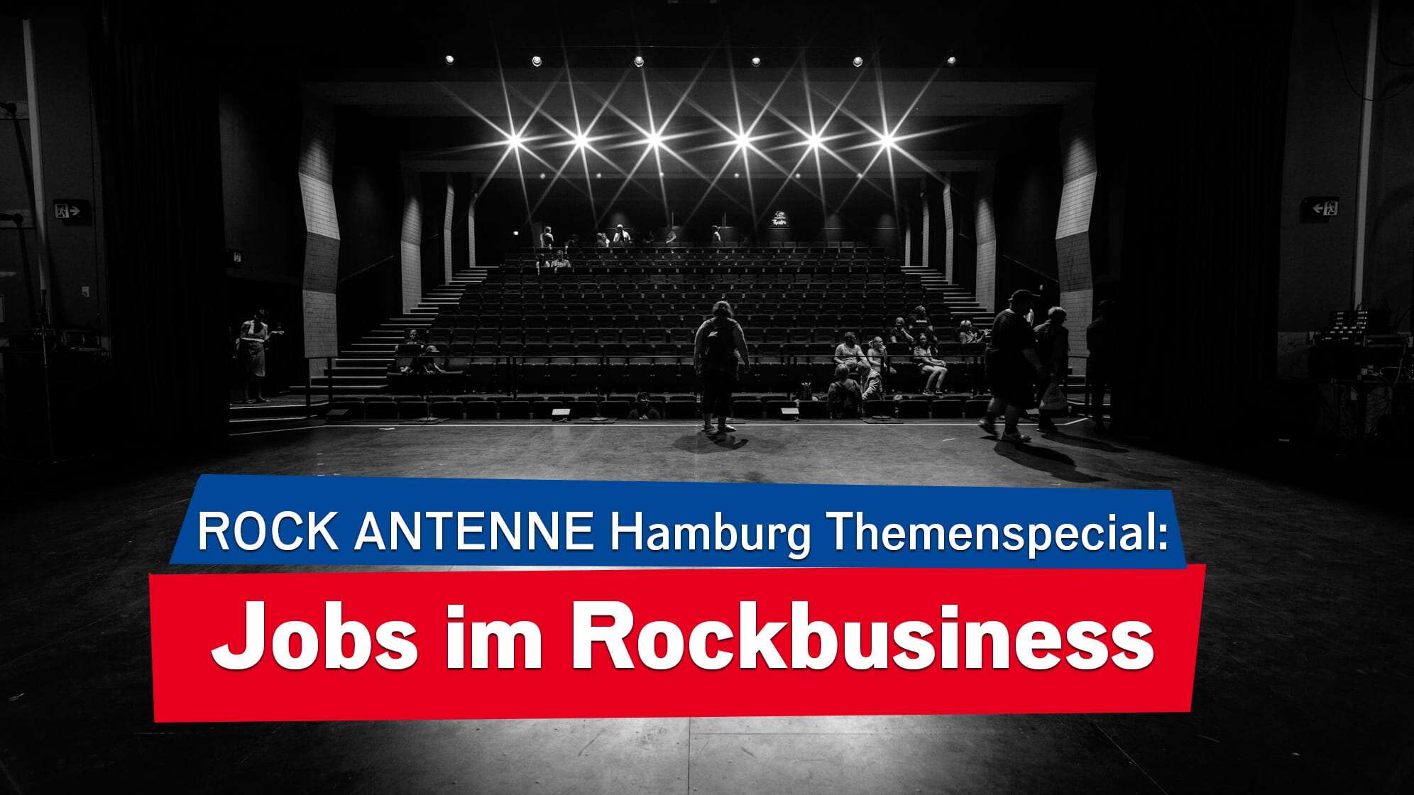 Bild von hinten auf einer Bühne, Scheinwerfer strahlen und am Rand der Bühne arbeiten ein paar Menschen, dazu der Text: ROCK ANTENNE Hamburg Themenspecial - Jobs im Rockbusiness