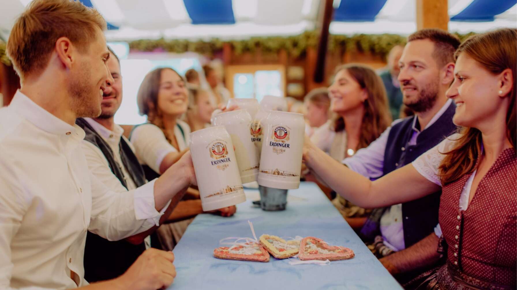 Das Erdinger Herbstfest/Oktoberfest in Hamburg / Menschen stoßen mit einer Maß an