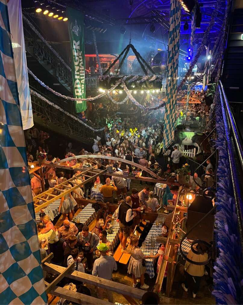 Das Oktoberfest in Hamburg, Vogelperspektive auf das Zelt innen