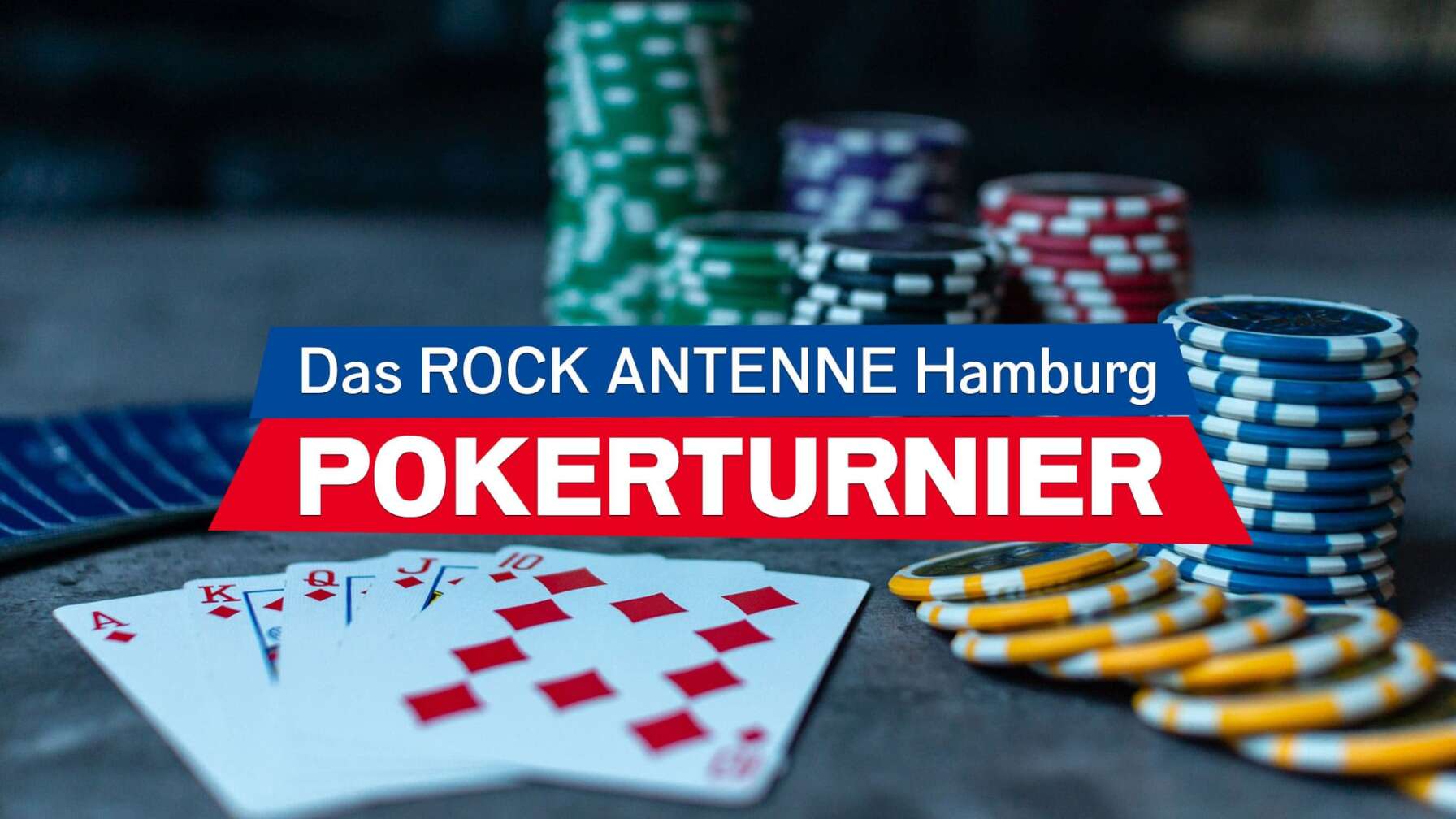 Pokerkarten und Pokerchips auf einem Spieltisch, dazu der Text: Das ROCK ANTENNE Hamburg Pokerturnier