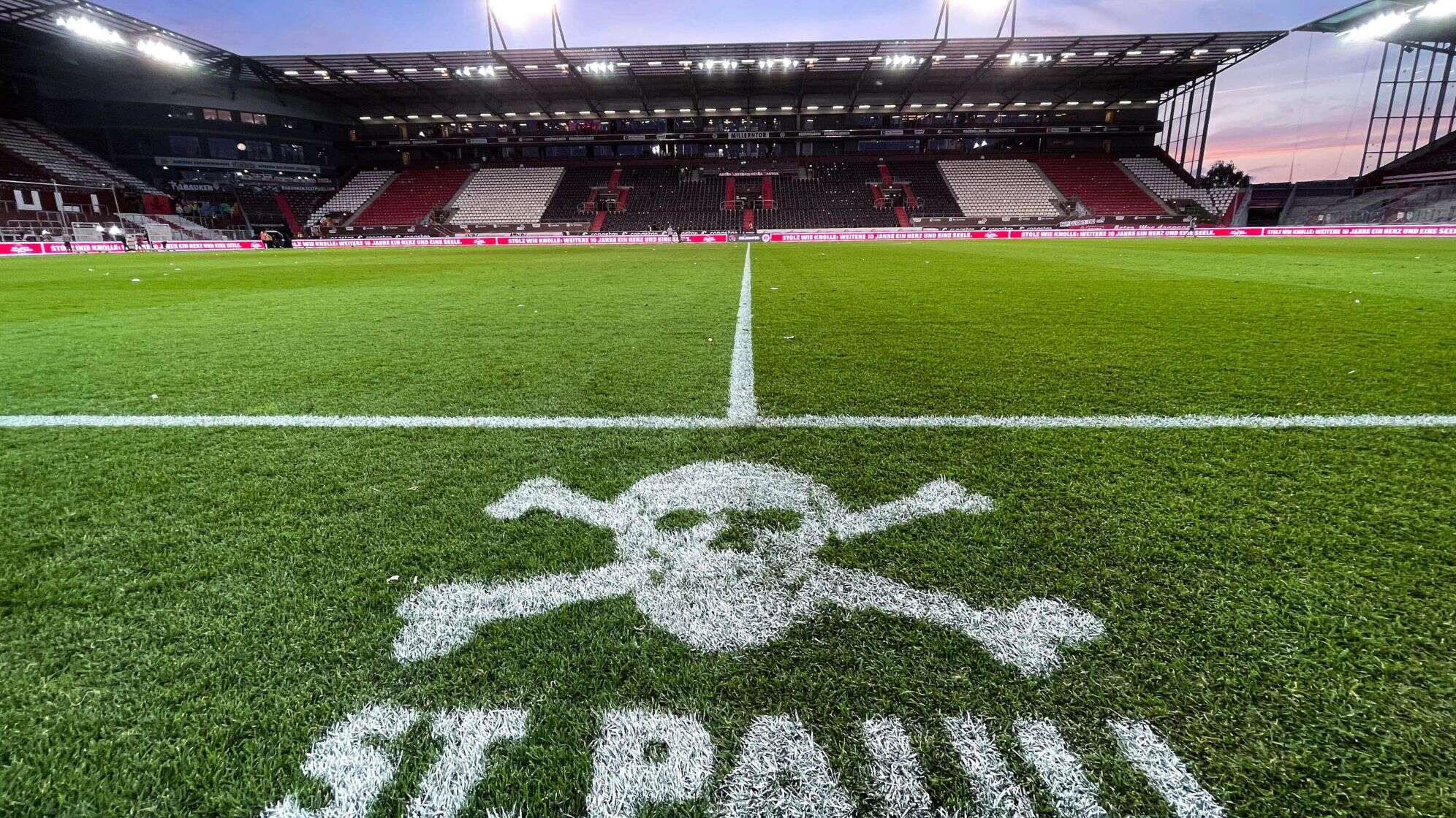 Der FC St. Pauli Rasen im Stadion mit Logo des FC St. Pauli (Totenkopf)