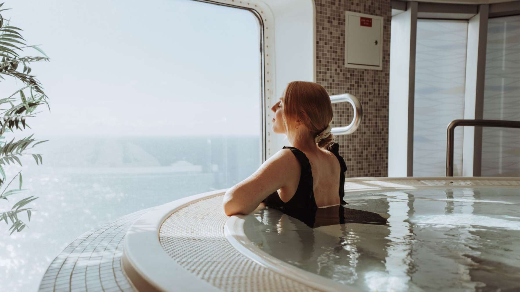 Eine Frau im Whirlpool auf dem Schiff