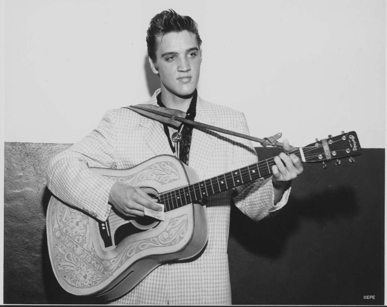 Elvis Presley mit Gitarre