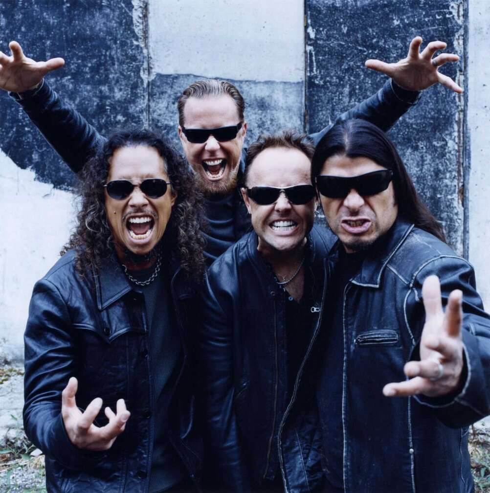 Metallica posieren mit Sonnenbrillen